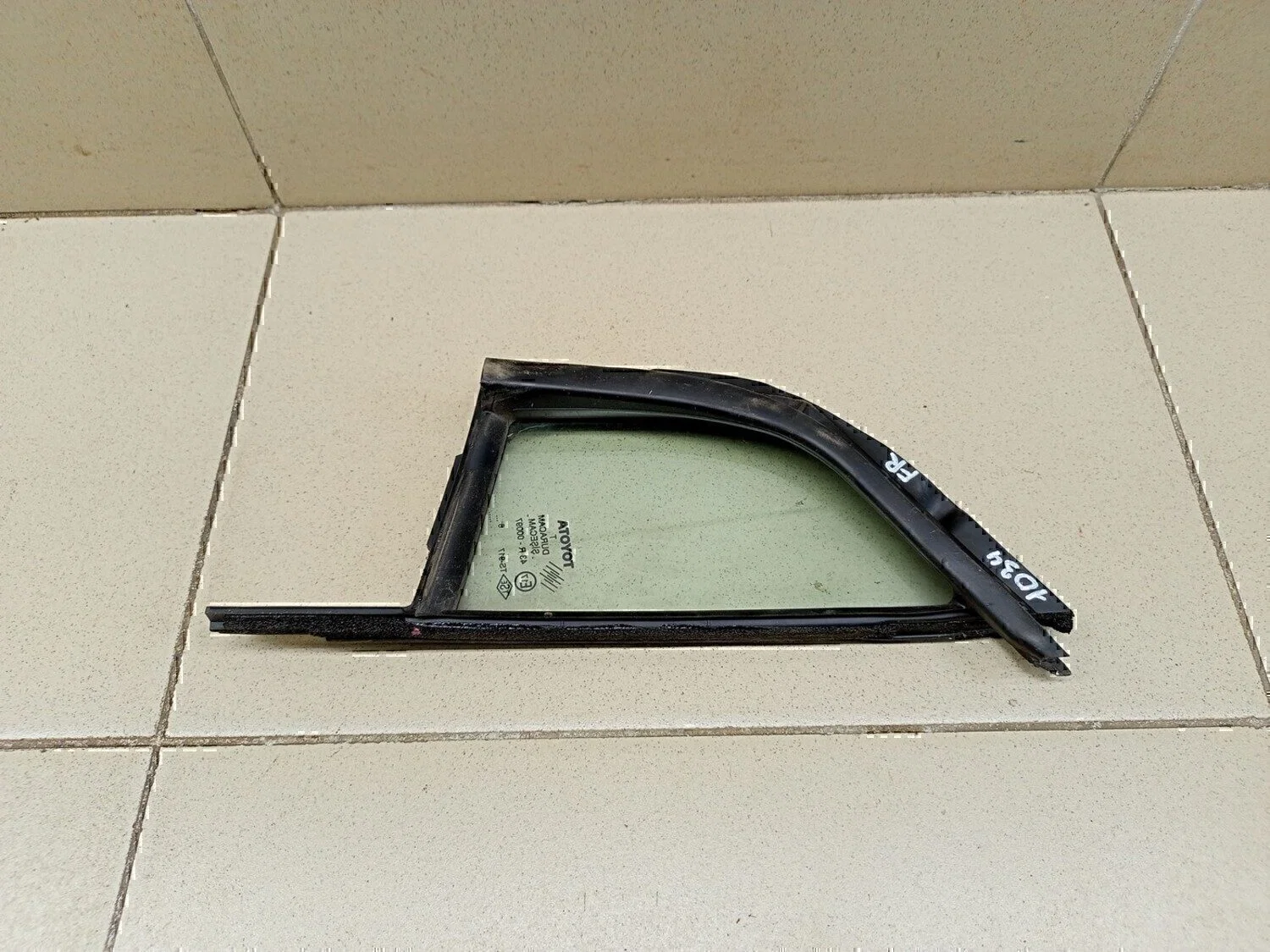 Стекло двери передней правой (форточка) TOYOTA Yaris 2005-2011 - миниатюра 2