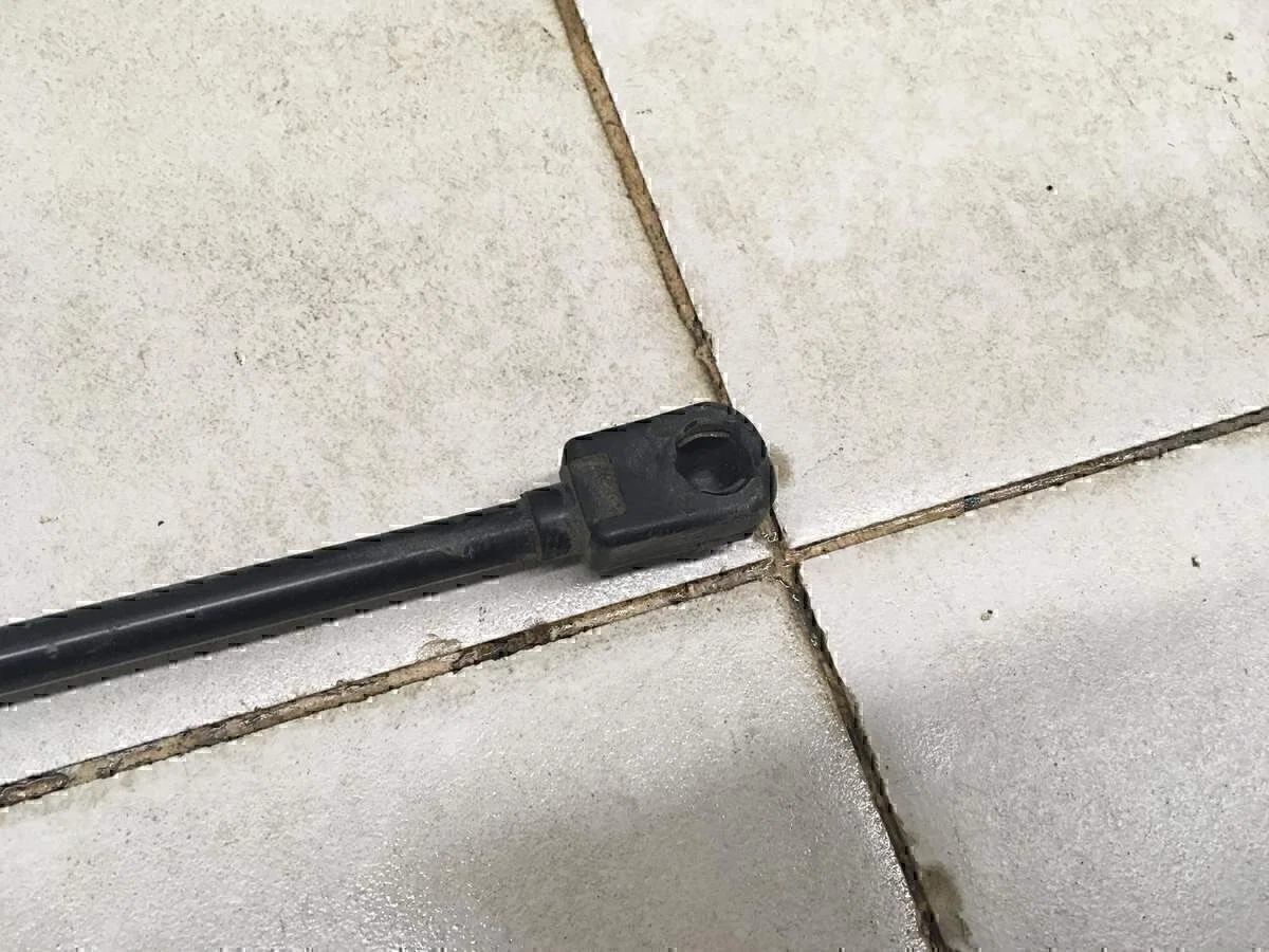 Держатель капота GEELY EMGRAND X7 2013> - миниатюра 2
