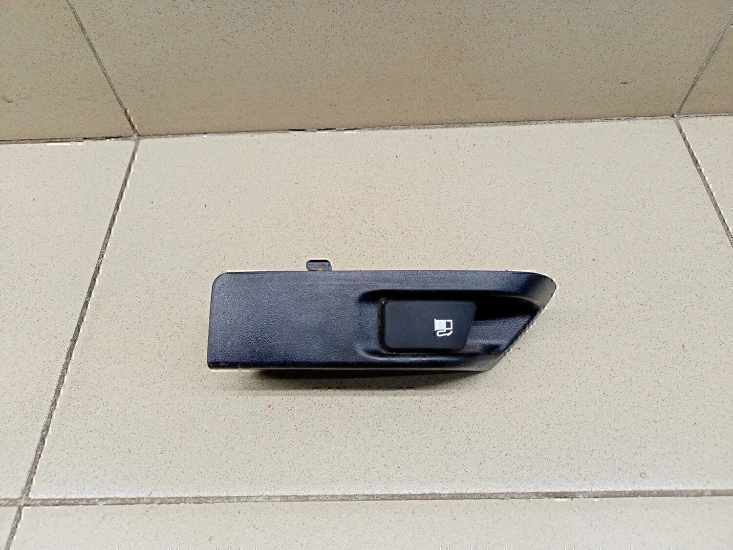 Ручка открывания лючка бензобака TOYOTA Yaris 2005-2011 - миниатюра 2