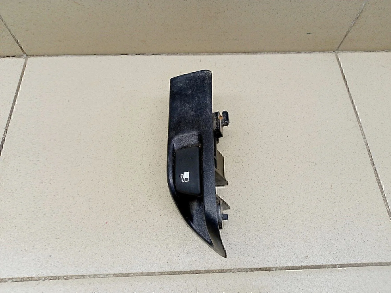 Ручка открывания лючка бензобака TOYOTA Yaris 2005-2011 - миниатюра 3
