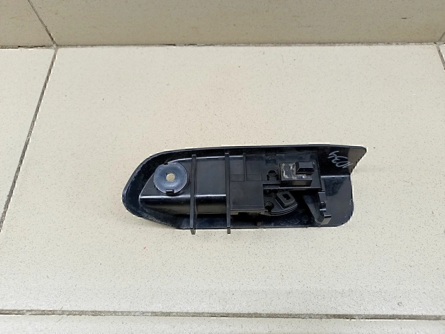 Ручка открывания лючка бензобака TOYOTA Yaris 2005-2011 - миниатюра 4