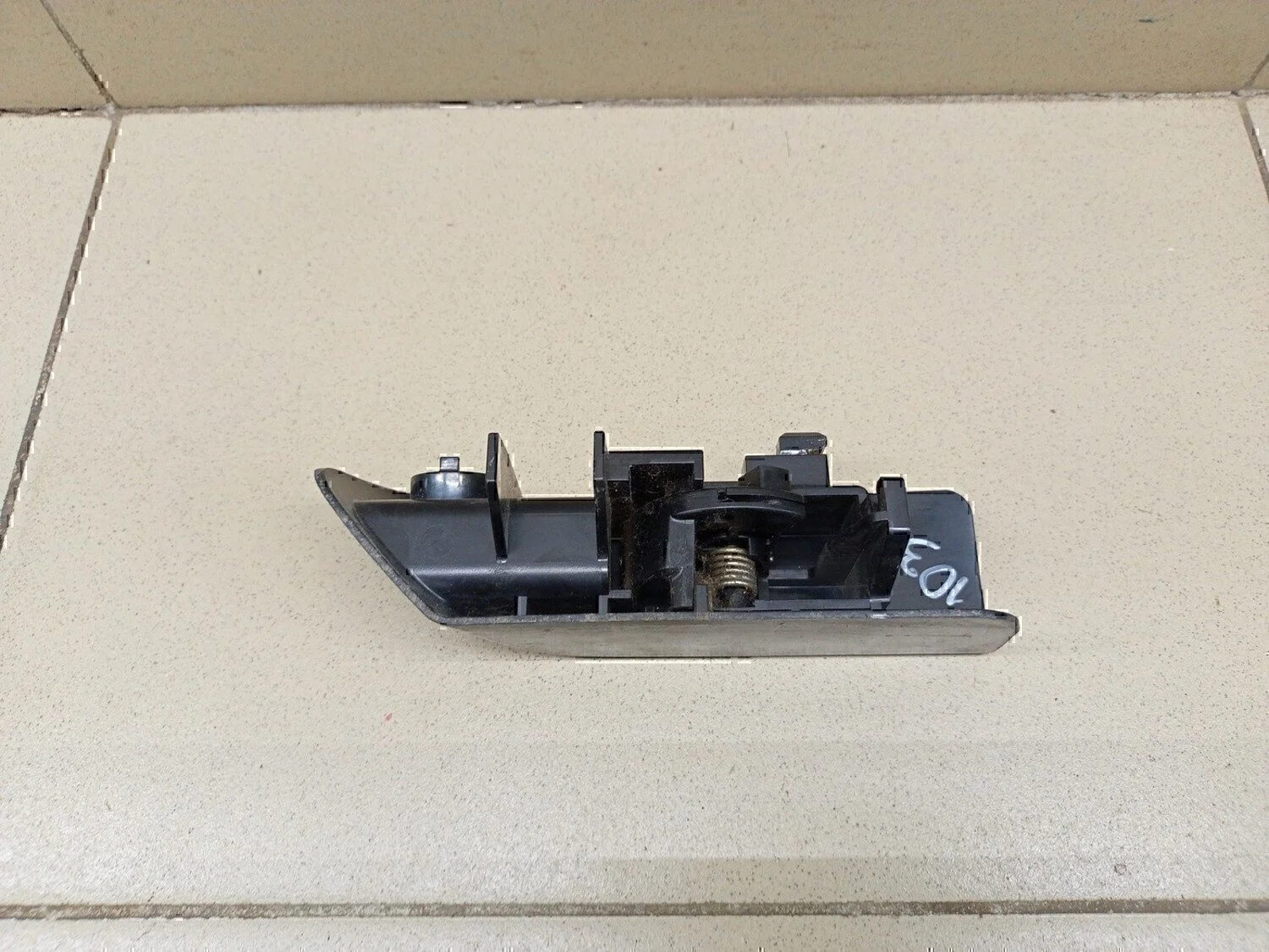 Ручка открывания лючка бензобака TOYOTA Yaris 2005-2011 - миниатюра 5