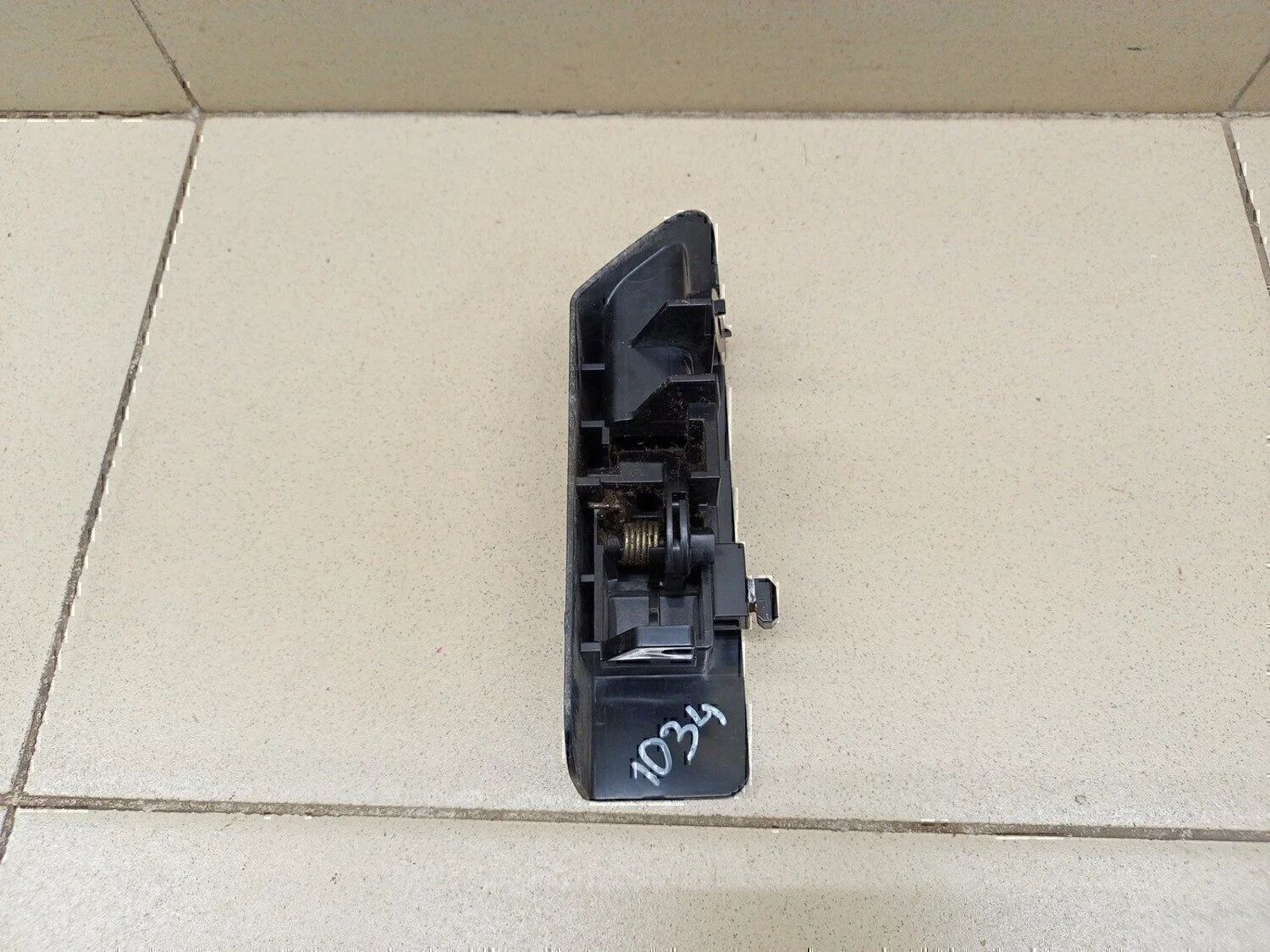 Ручка открывания лючка бензобака TOYOTA Yaris 2005-2011 - миниатюра 6
