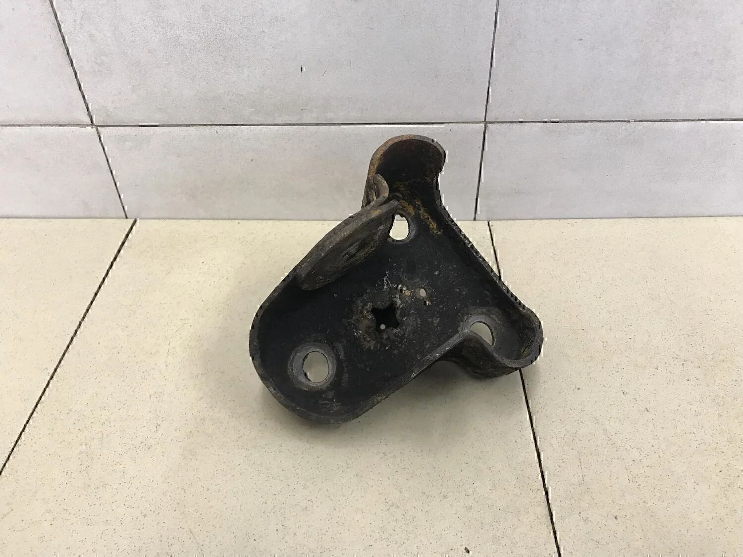 Кронштейн задней балки FORD Fusion 2002-2012 - миниатюра 3