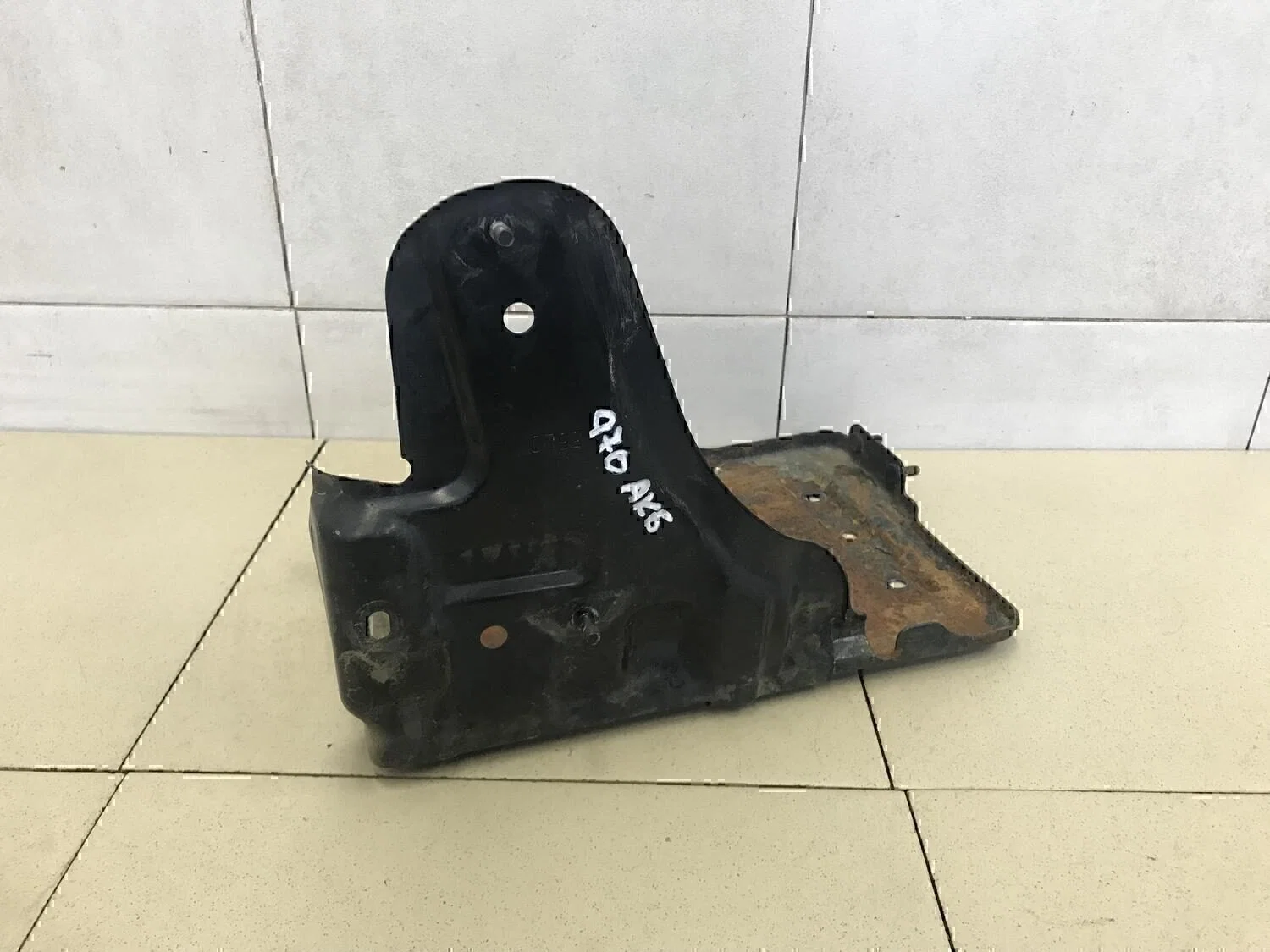 Крепление аккумулятора SUZUKI SX4 2006-2013 - изображение 1
