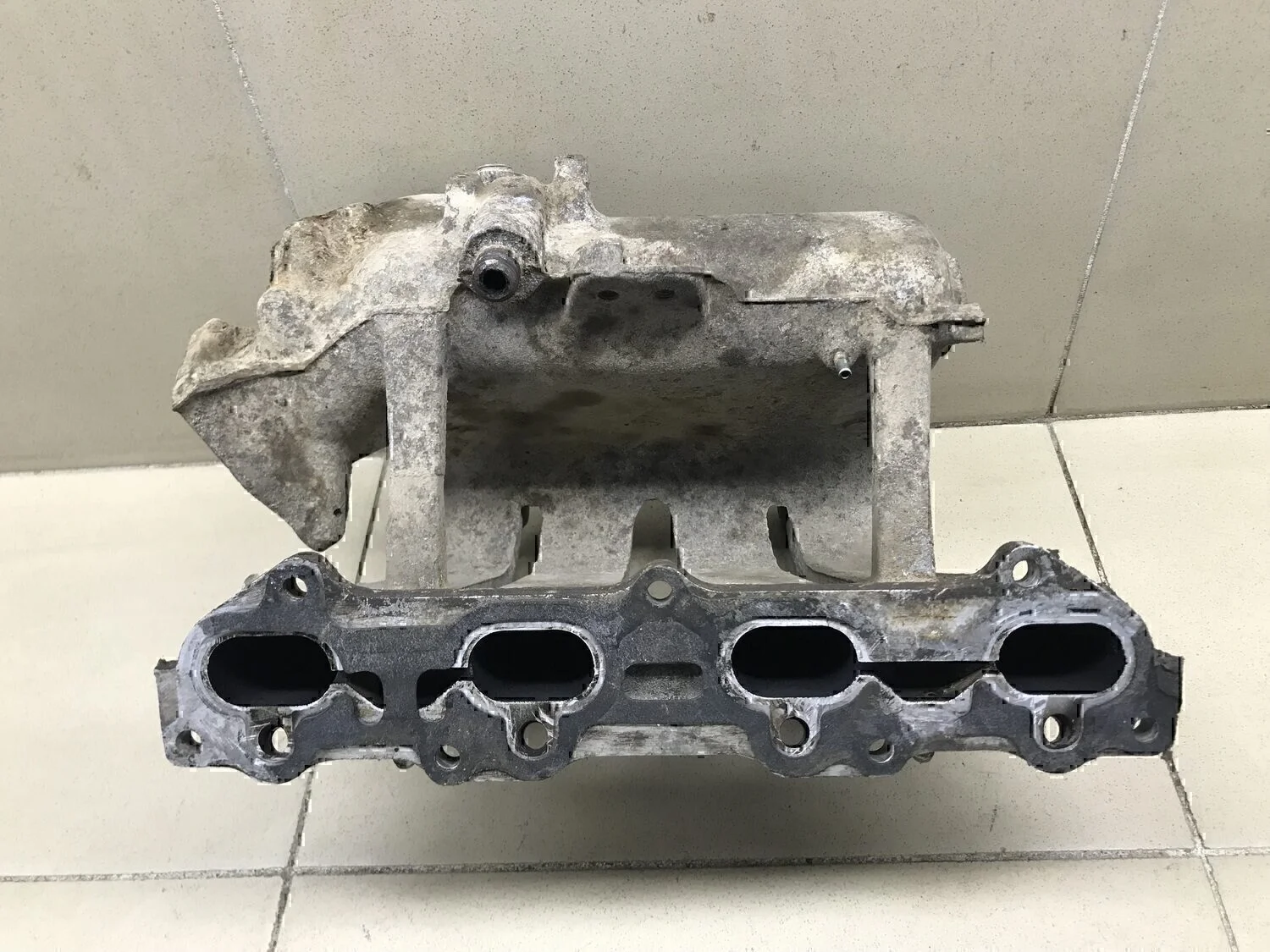 Впускной коллекор MAZDA 626 (GE) 1992-1997 - изображение 1