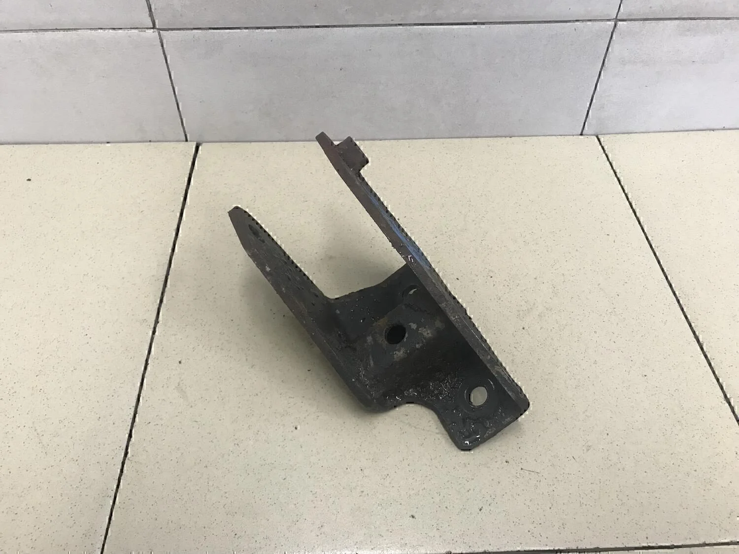 Кронштейн двигателя передний NISSAN Almera N16 2000-2006 - миниатюра 3