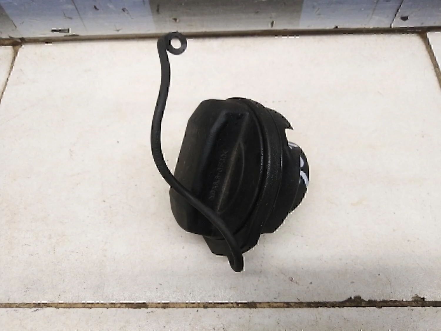 Крышка топливного бака Audi Golf V 2003-2009 - миниатюра 2