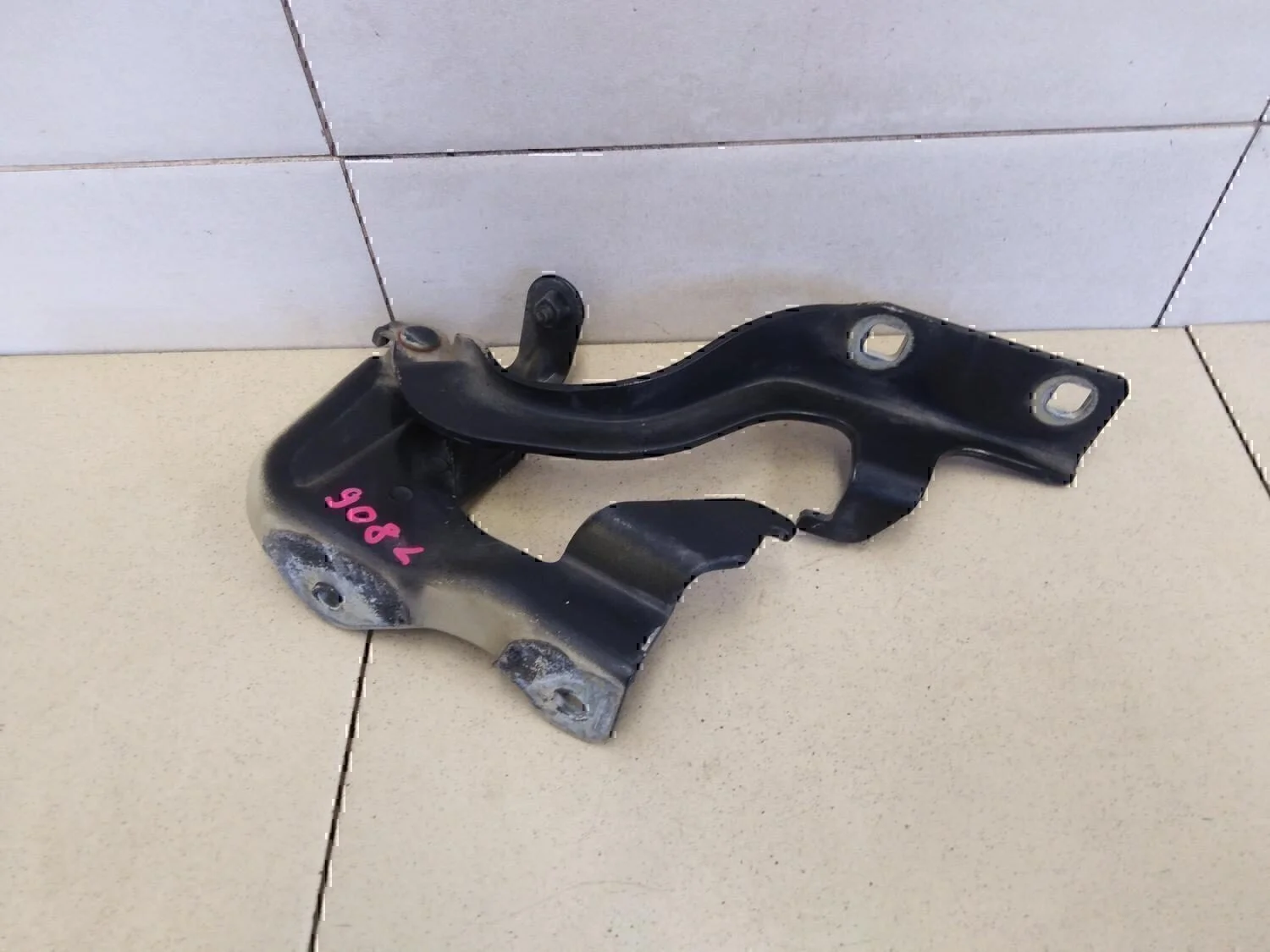 Петля капота левая Chevrolet Captiva (C100) 2006-2010 - изображение 1