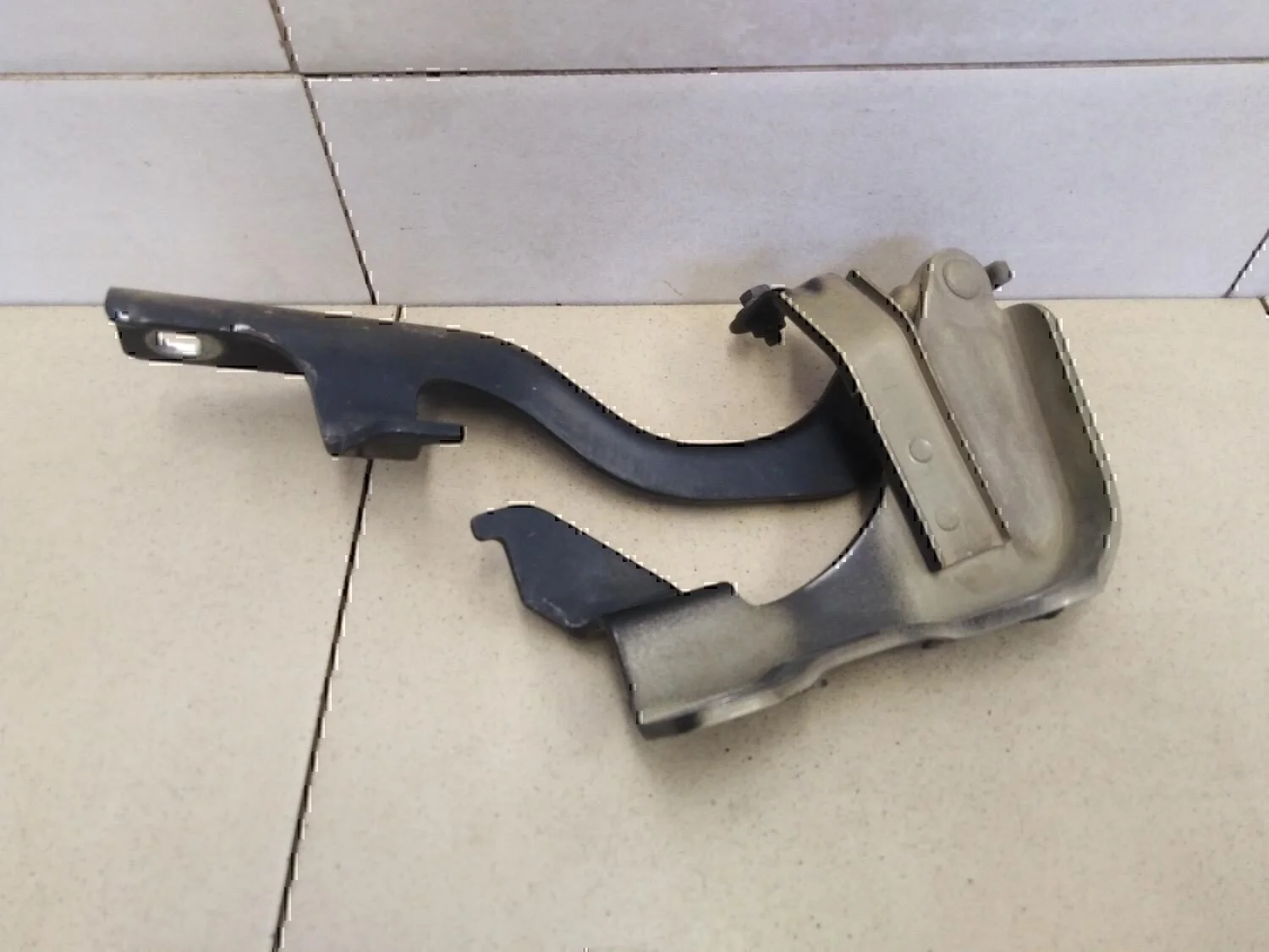 Петля капота левая Chevrolet Captiva (C100) 2006-2010 - миниатюра 2