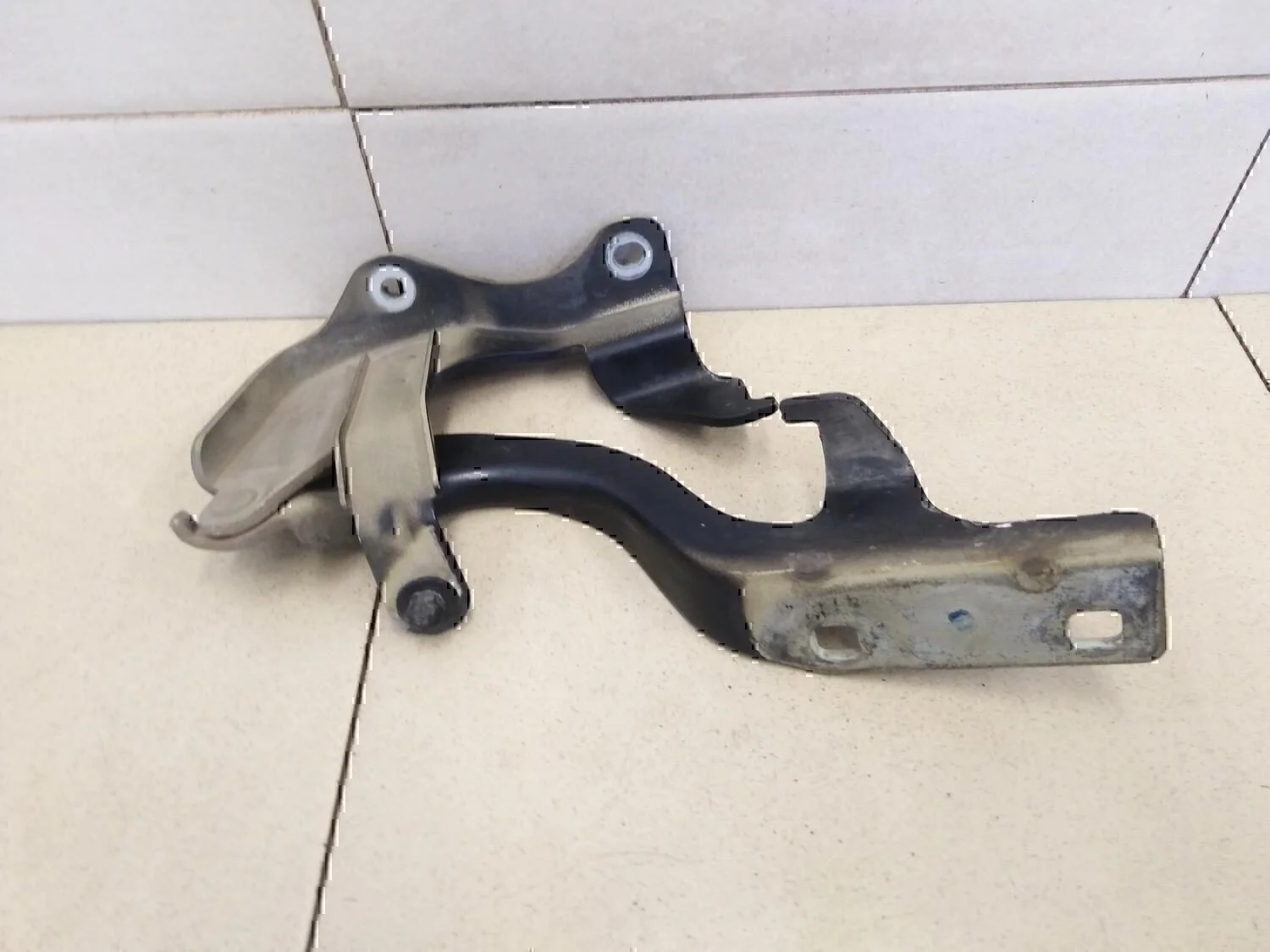 Петля капота левая Chevrolet Captiva (C100) 2006-2010 - миниатюра 3