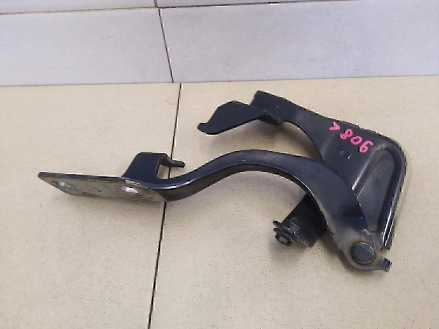 Петля капота левая Chevrolet Captiva (C100) 2006-2010 - миниатюра 4