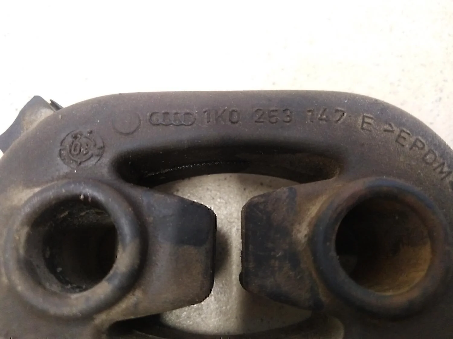Резинка подвеса глушителя VW Jetta 2006-2011 - миниатюра 4