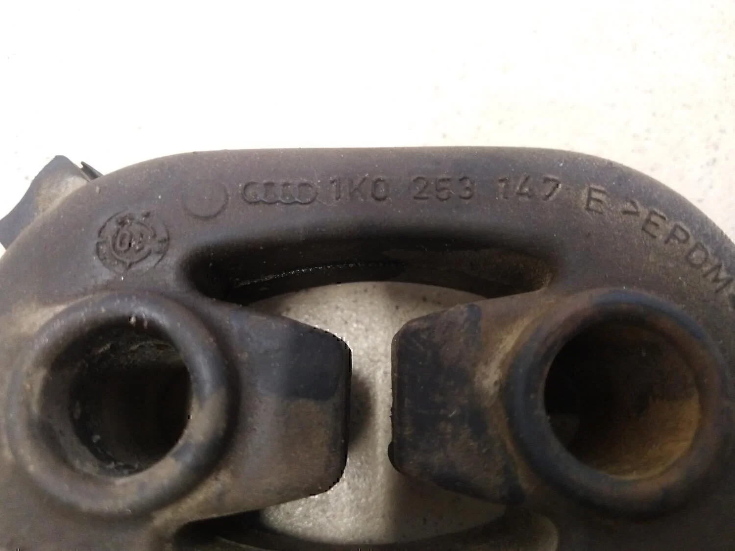 Резинка подвеса глушителя VW Jetta 2006-2011 - миниатюра 4