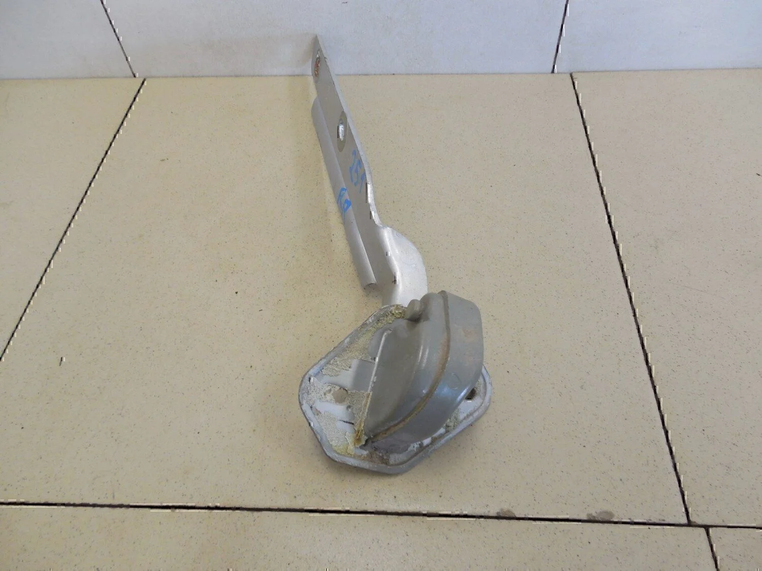 Петля двери багажника Peugeot-Citroen Xsara 2000-2005 - миниатюра 2