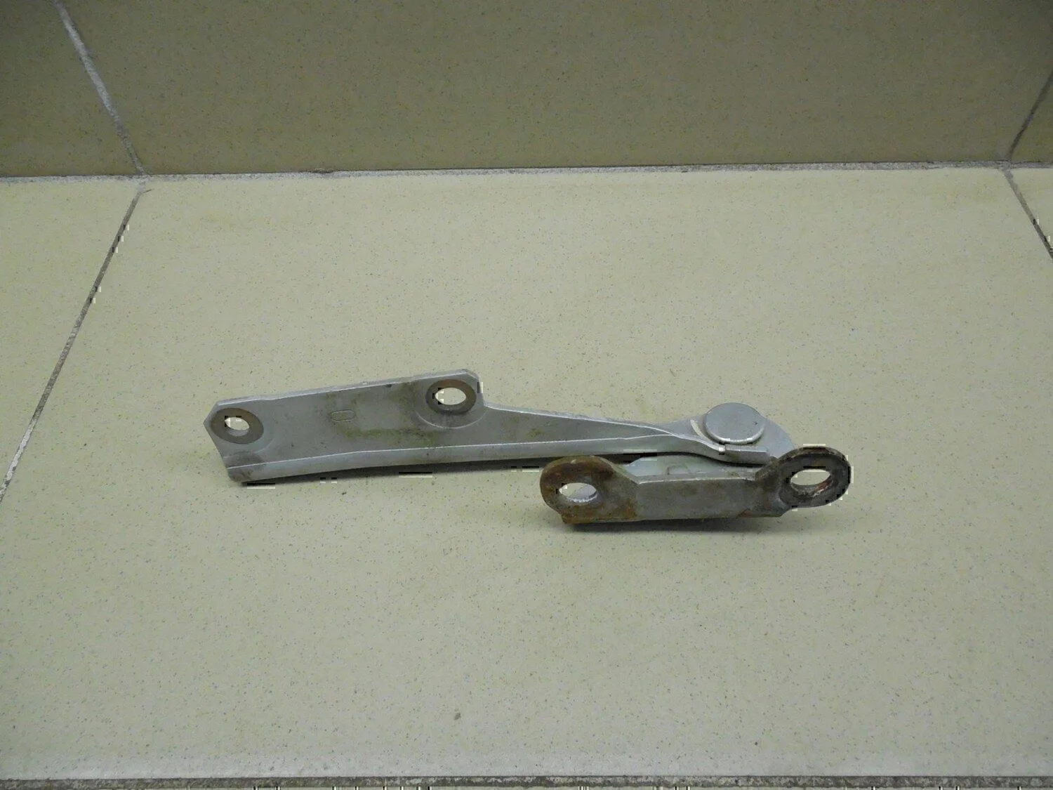 Петля капота правая MITSUBISHI Carisma (DA) 1999-2003 - миниатюра 2