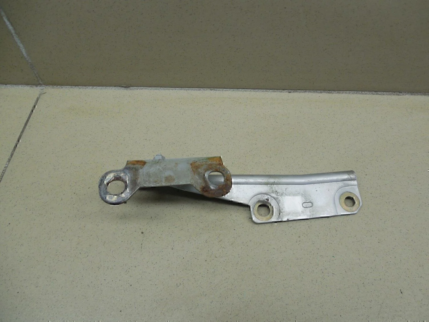 Петля капота правая MITSUBISHI Carisma (DA) 1999-2003 - миниатюра 3