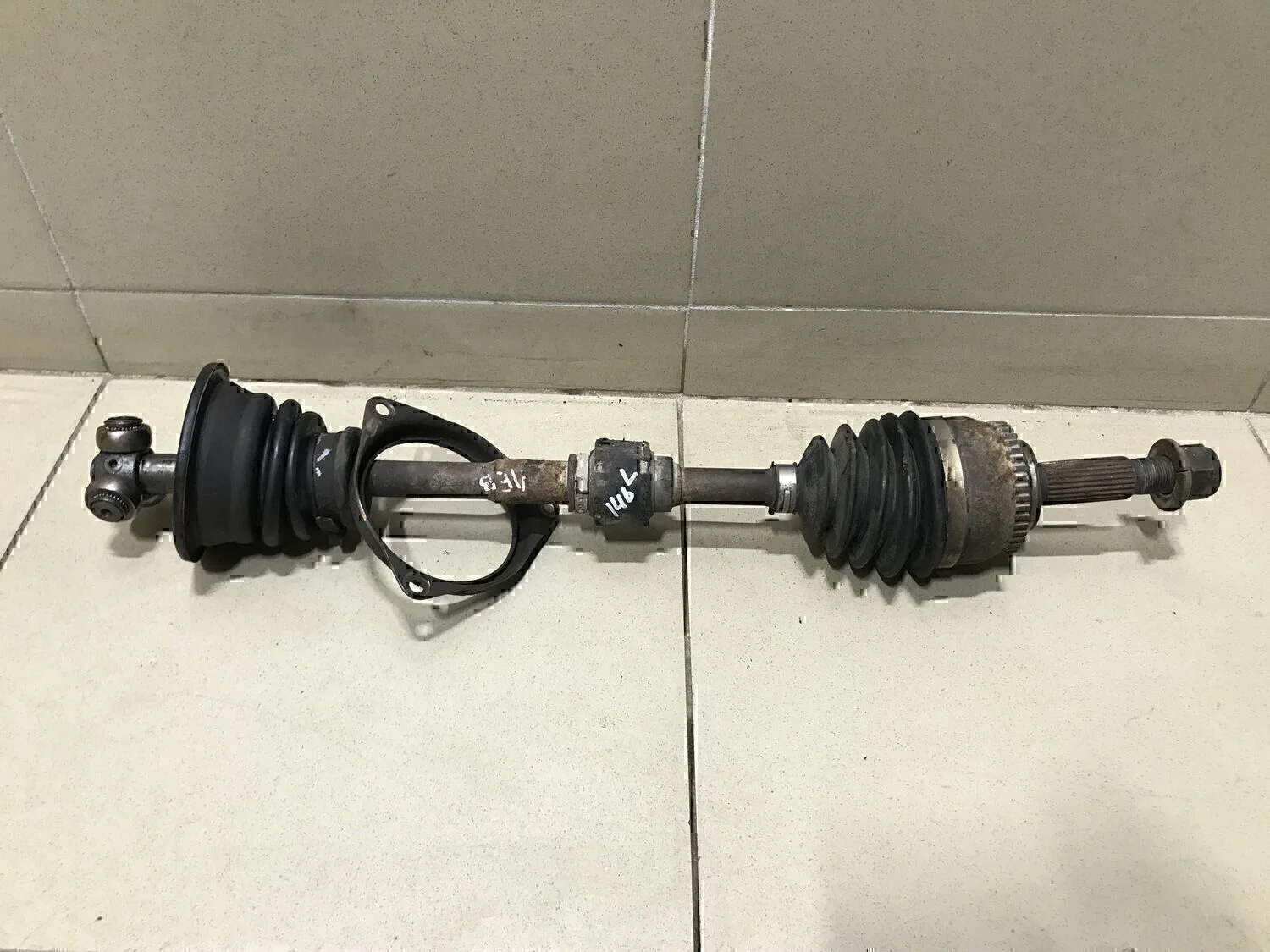 Полуось передняя левая MITSUBISHI Carisma (DA) 1999-2003 - изображение 1
