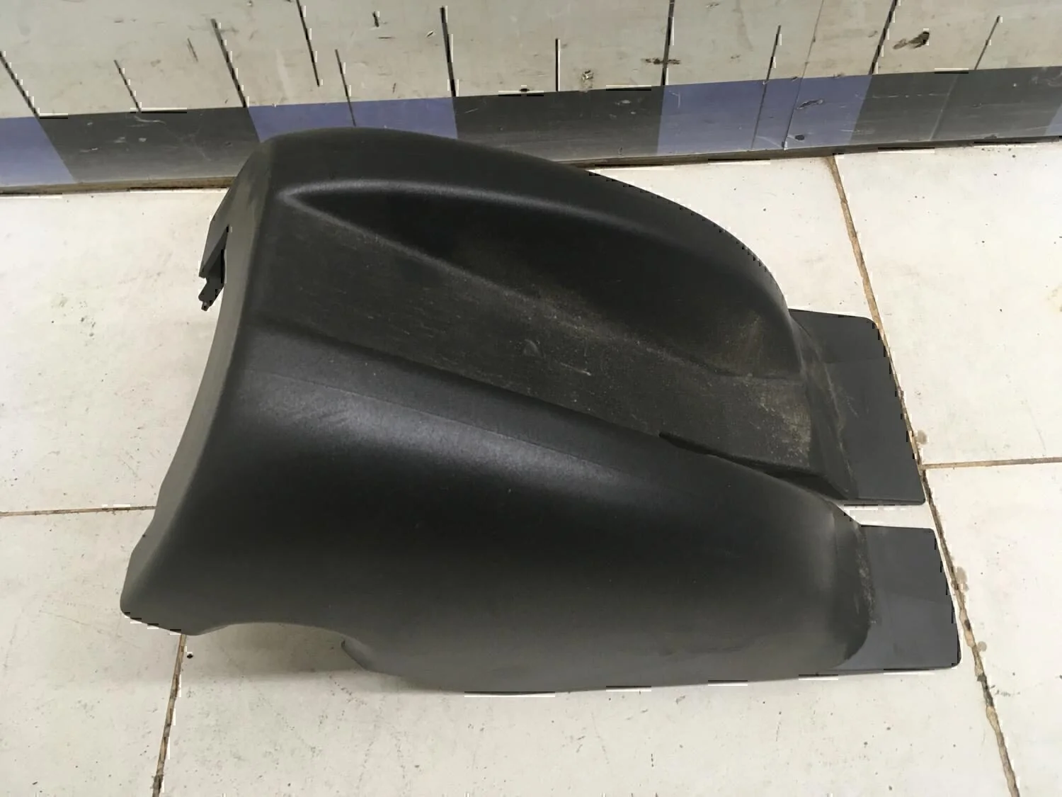 Кожух рулевой колонки нижний VW Touran 2003-2010 - миниатюра 2