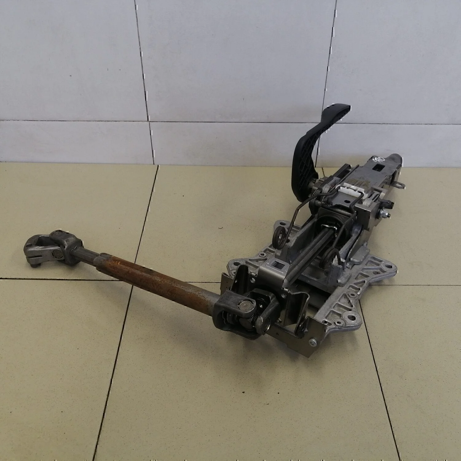 Колонка рулевая Audi Tiguan 2011-2016 - миниатюра 2