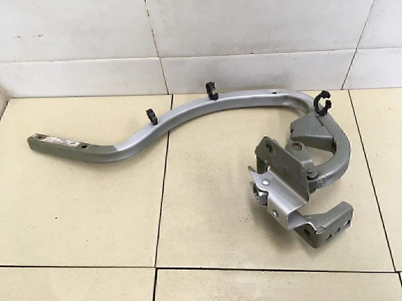 Петля крышки багажника Chevrolet Alero 1999-2004 - миниатюра 2
