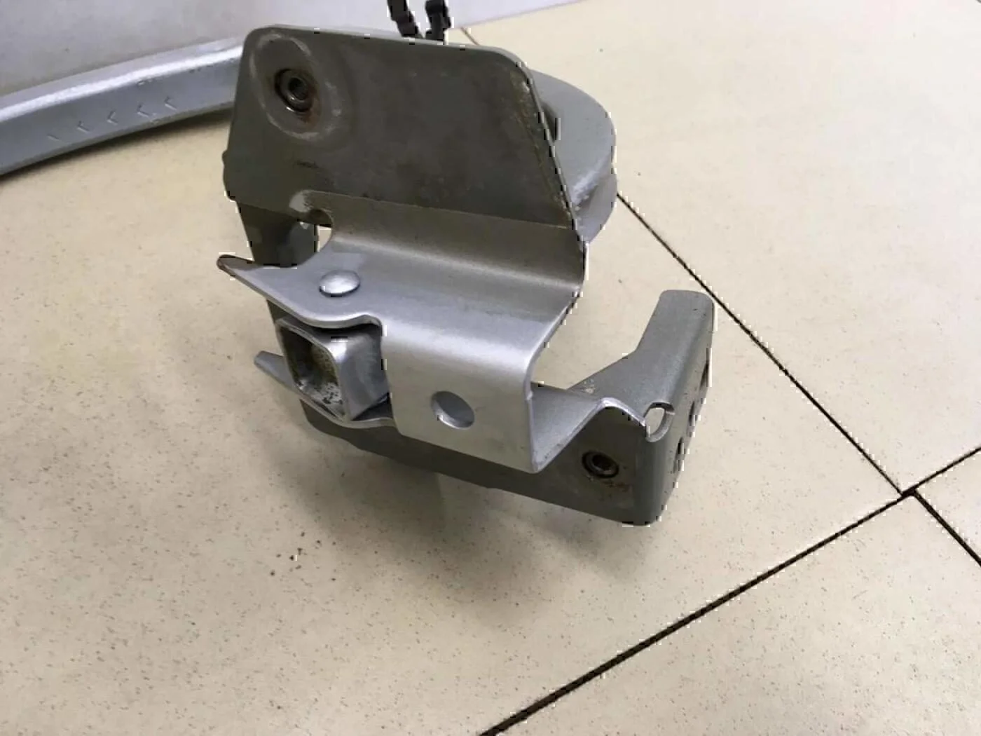 Петля крышки багажника Chevrolet Alero 1999-2004 - миниатюра 3