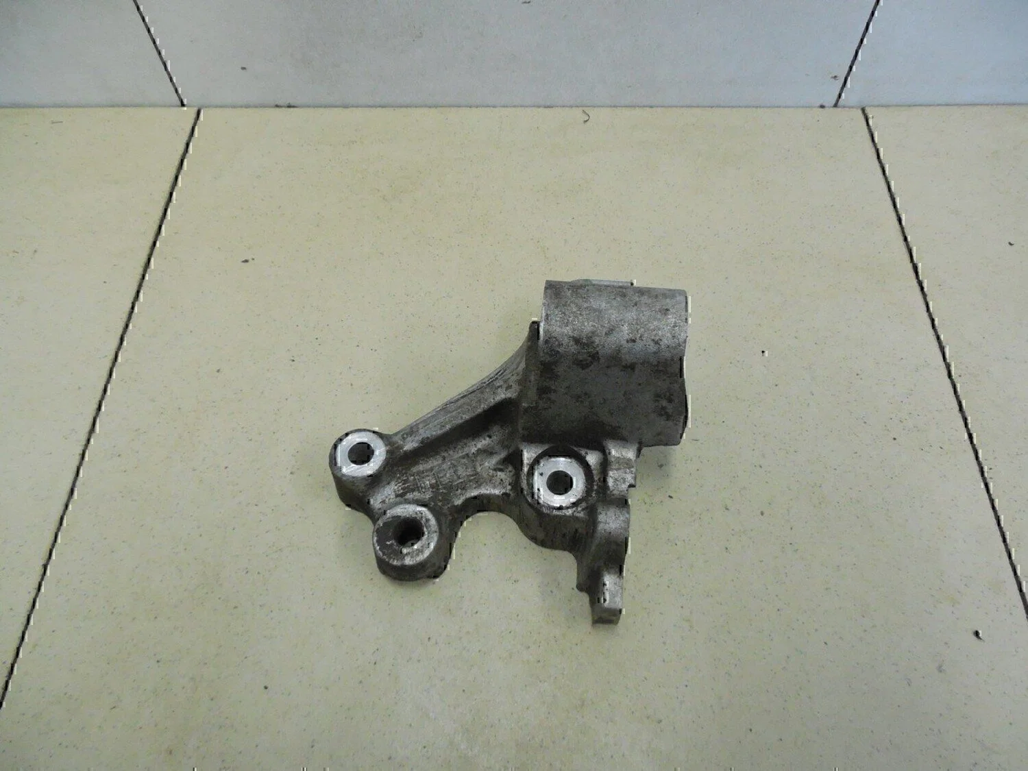 Кронштейн генератора TOYOTA Avensis I 1997-2003 - миниатюра 2