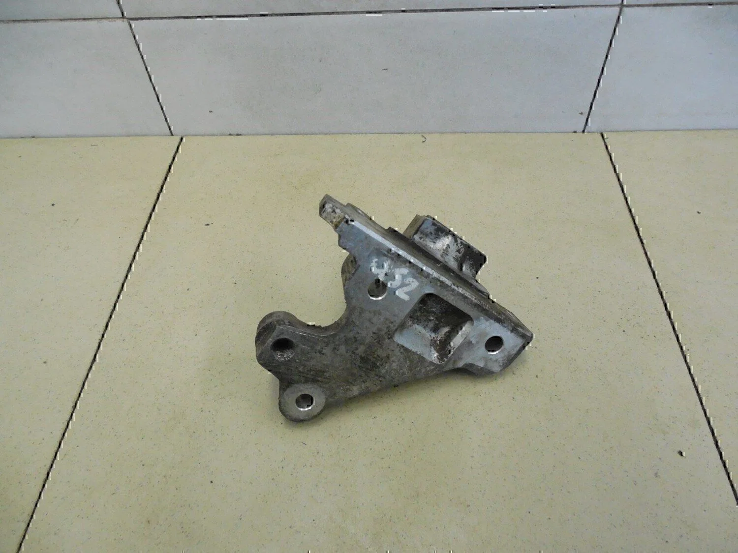 Кронштейн генератора TOYOTA Avensis I 1997-2003 - миниатюра 3