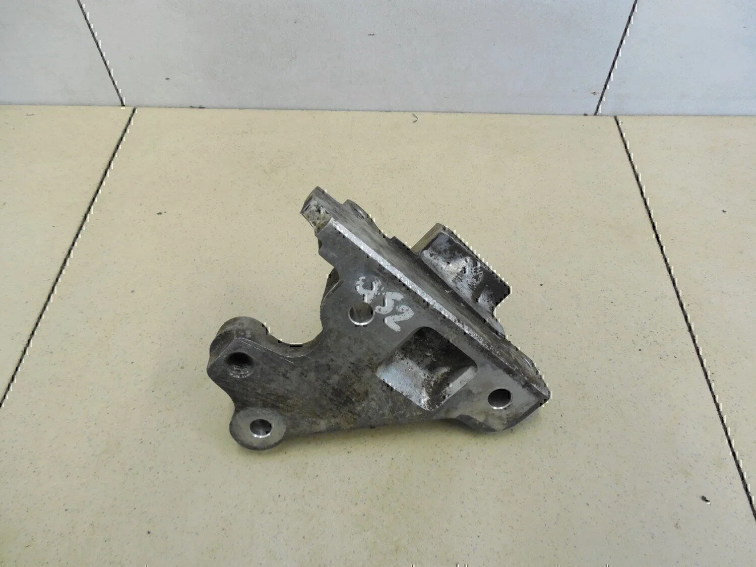 Кронштейн генератора TOYOTA Avensis I 1997-2003 - миниатюра 4