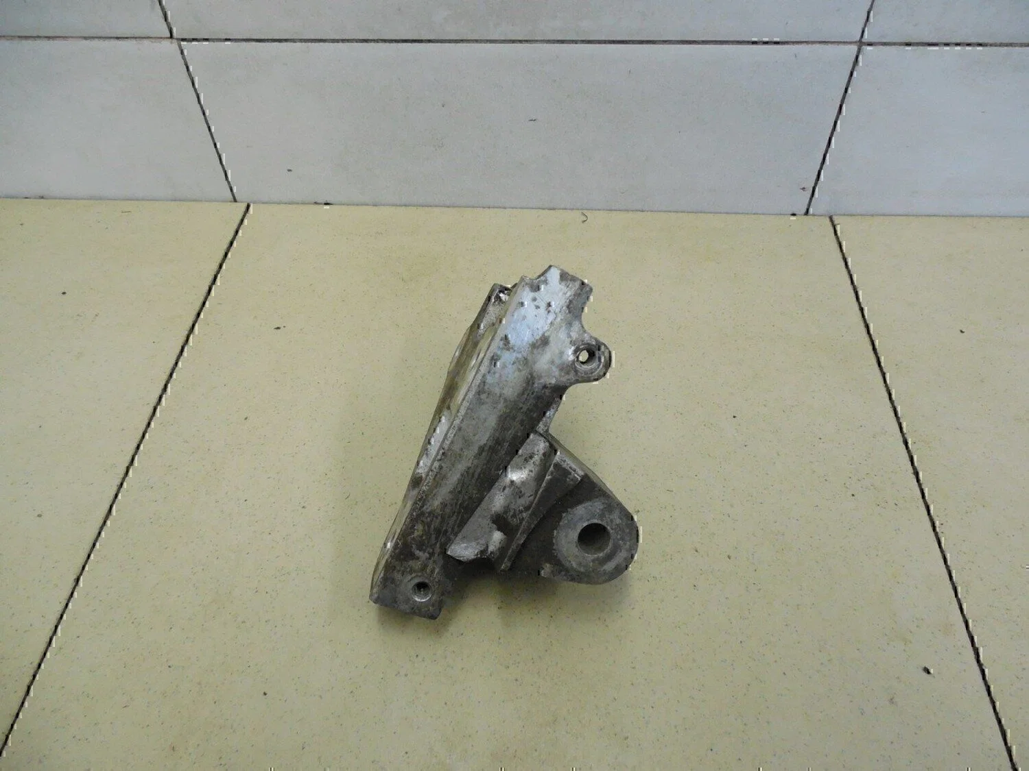 Кронштейн генератора TOYOTA Avensis I 1997-2003 - миниатюра 5