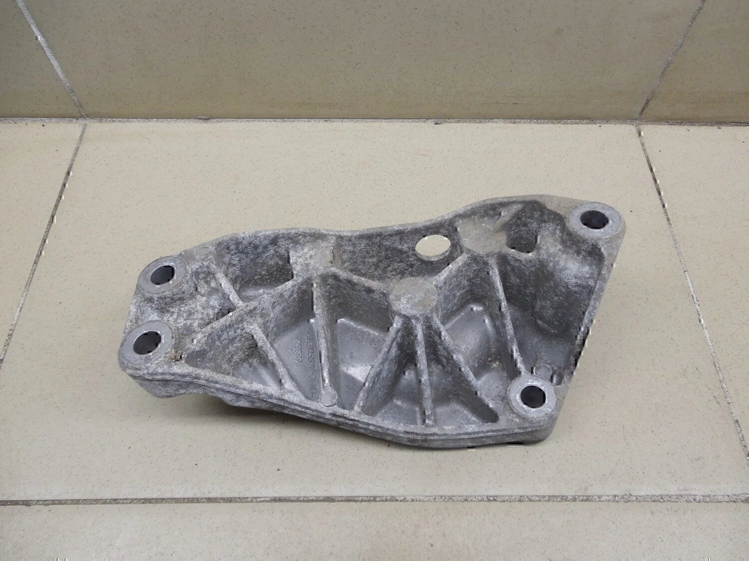Кронштейн КПП левый VW Passat [B6] 2005-2010 - миниатюра 4