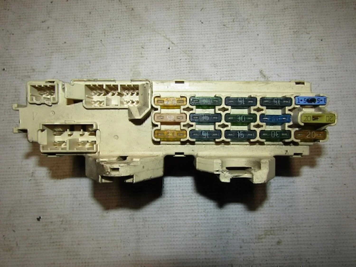 Блок предохранителей MAZDA 626 (GE) 1992-1997 - миниатюра 2