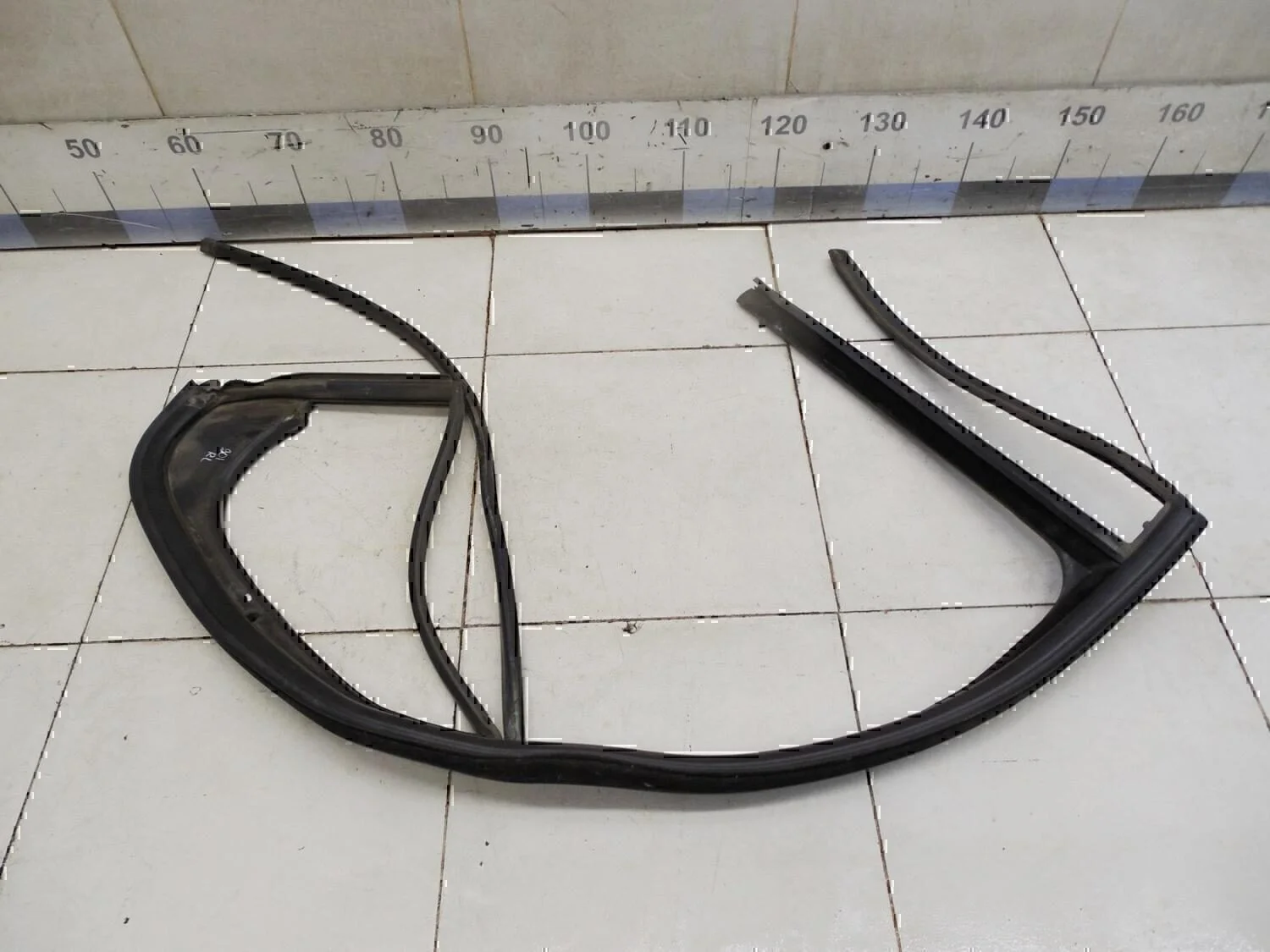 Уплотнитель стекла двери VW Jetta 2006-2011 - миниатюра 2