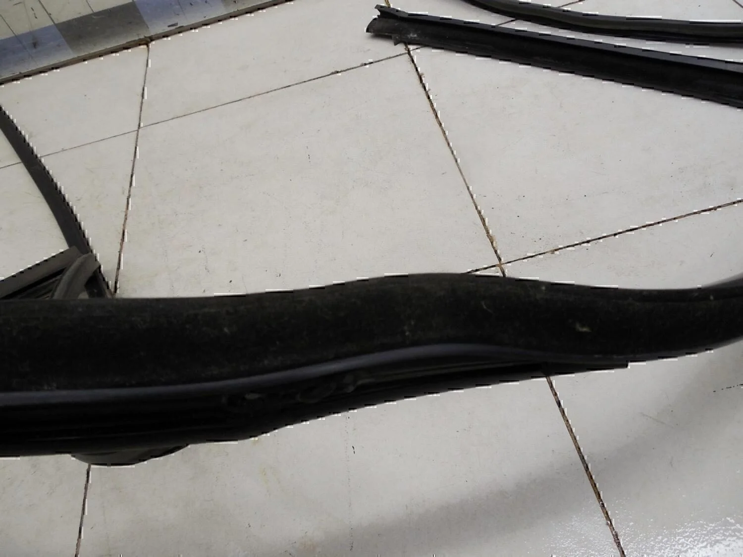 Уплотнитель стекла двери VW Jetta 2006-2011 - миниатюра 4