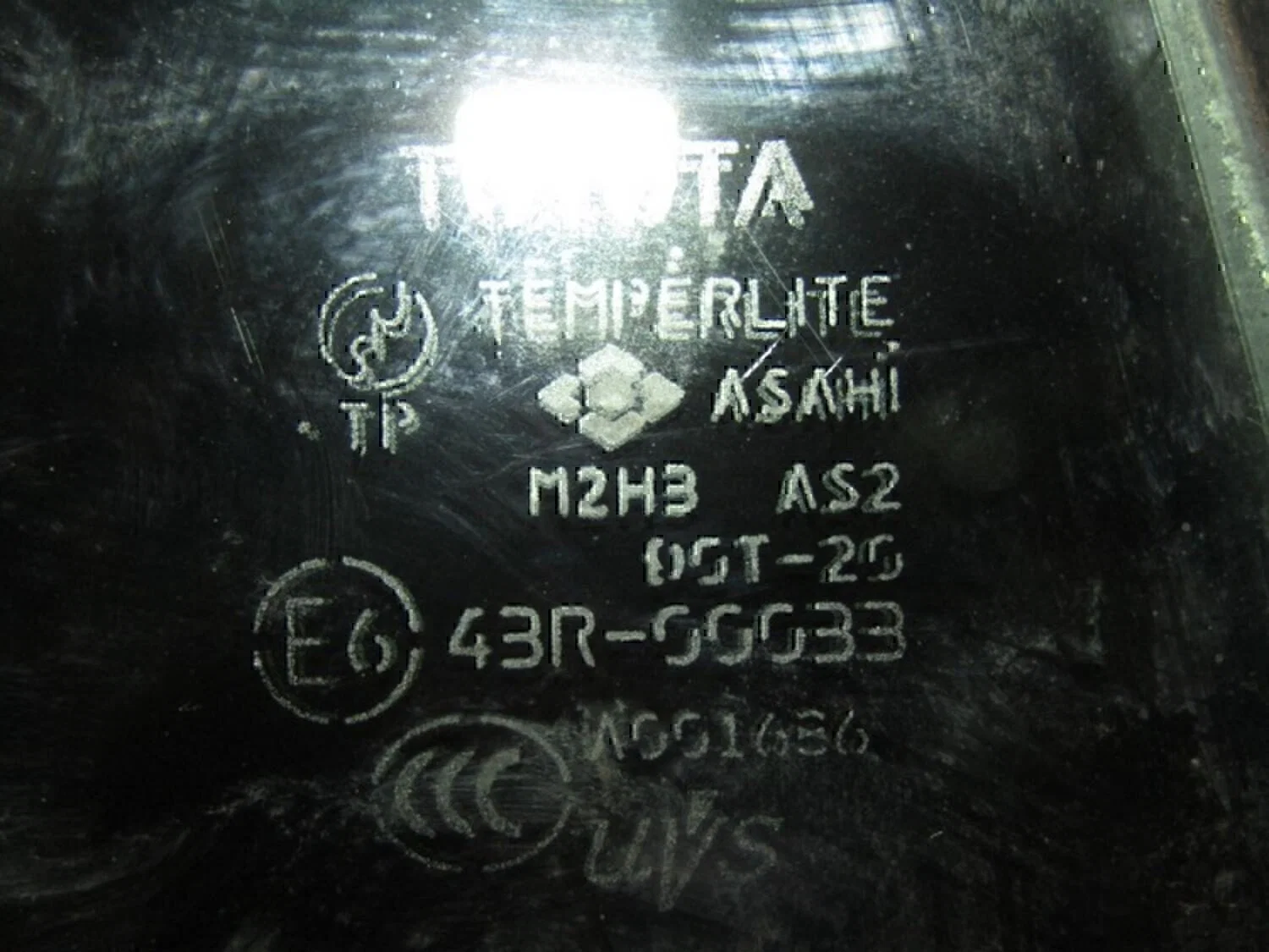 Стекло двери задней левой (форточка) TOYOTA RAV 4 2000-2005 - миниатюра 2