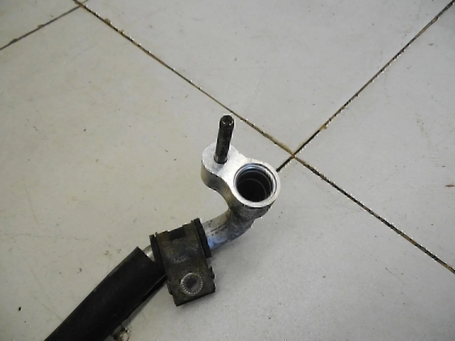 Трубка кондиционера Hyundai-KIA Sorento 2003-2009 - миниатюра 2