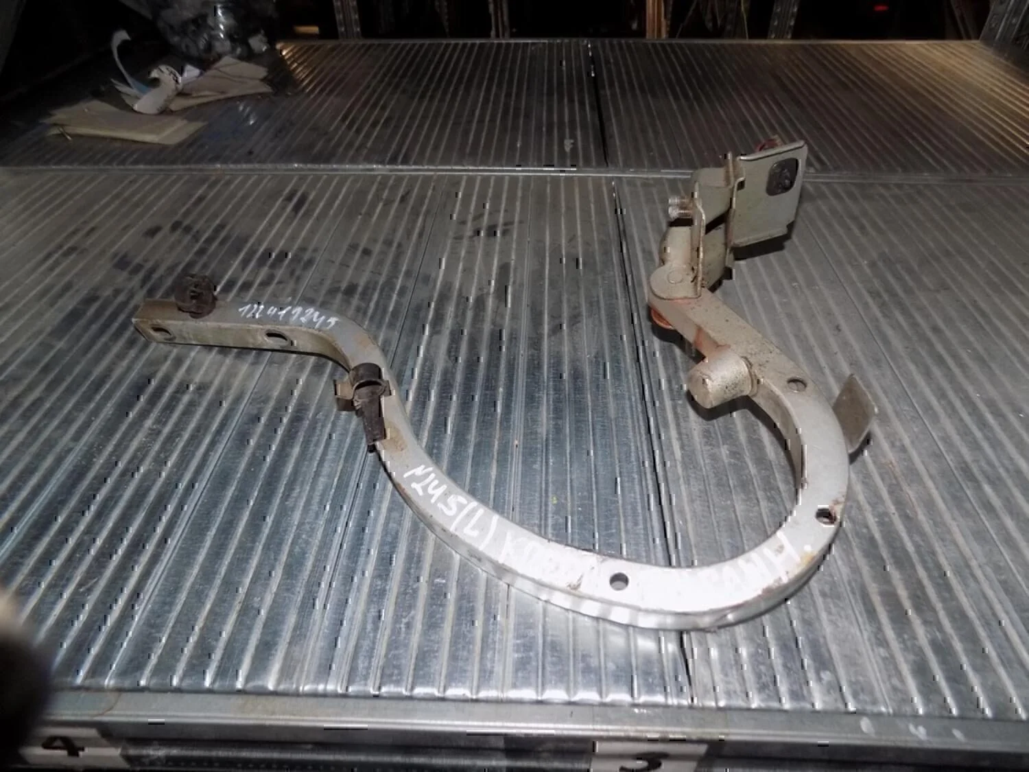 Петля крышки багажника Hyundai-KIA Avella 1993-2000 - изображение 1