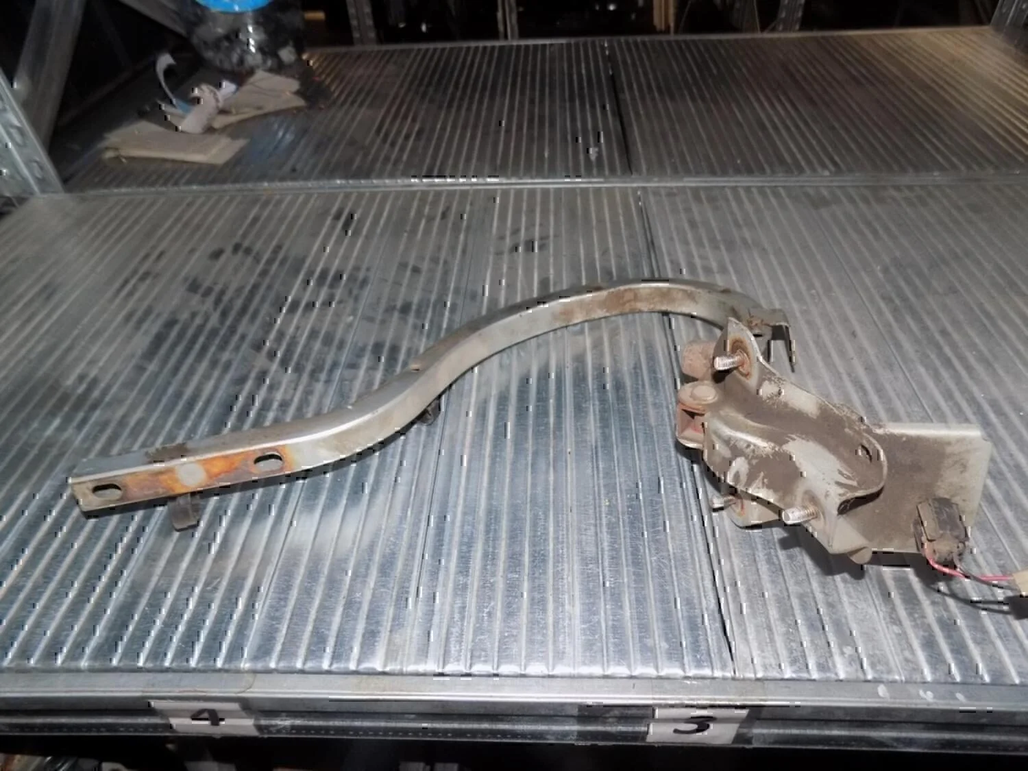 Петля крышки багажника Hyundai-KIA Avella 1993-2000 - миниатюра 2