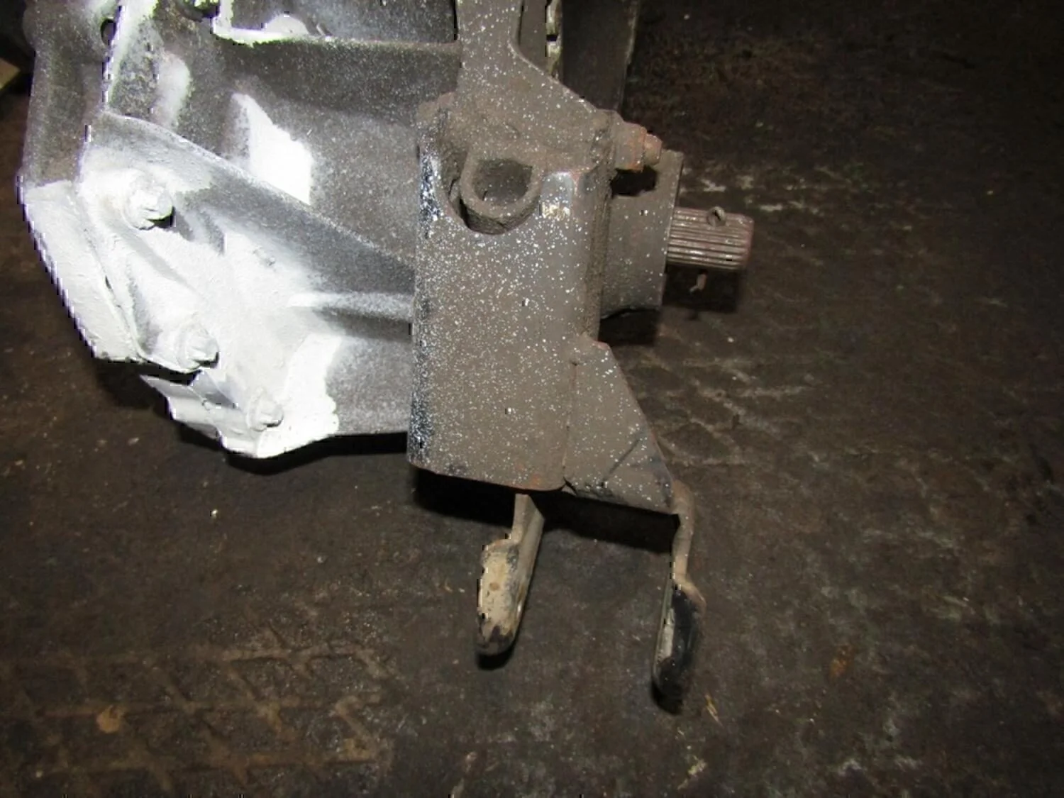Кронштейн КПП MITSUBISHI Carisma (DA) 1999-2003 - изображение 1