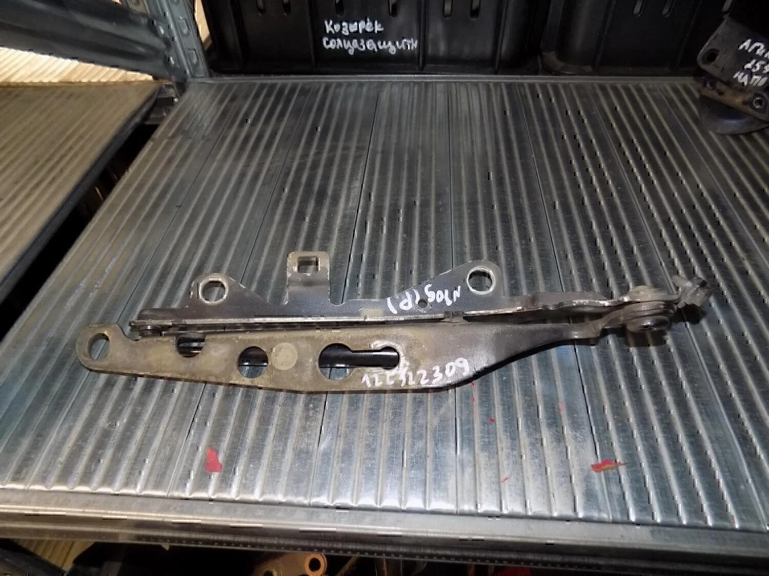Петля капота правая VOLVO S60 2000-2009 - изображение 1