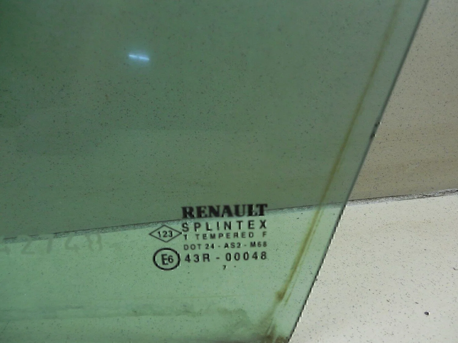 Стекло двери передней левой (форточка) RENAULT Scenic 1999-2002 - миниатюра 2