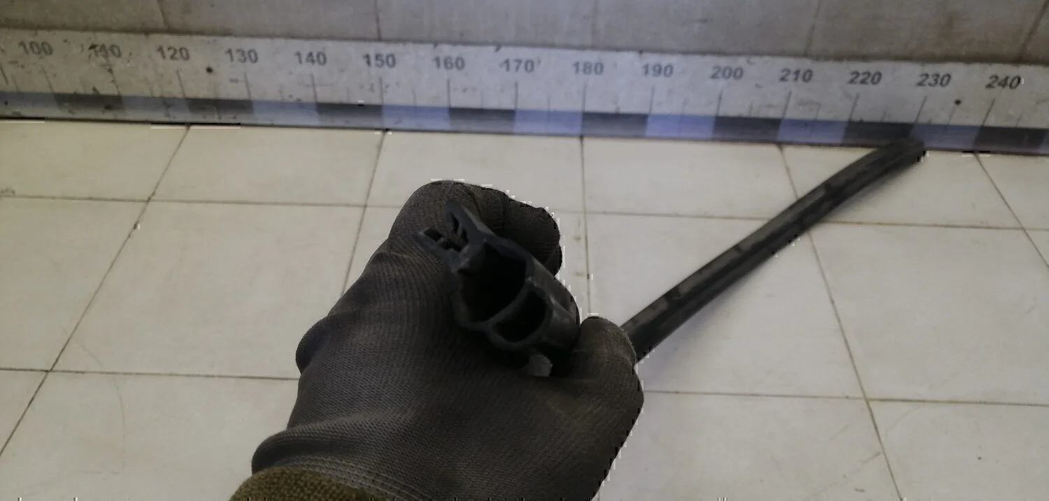 Уплотнитель капота АвтоВАЗ LADA VESTA 2015> - миниатюра 4