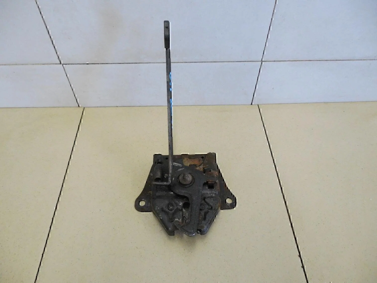 Замок капота Hyundai-KIA Sorento 2003-2009 - миниатюра 2