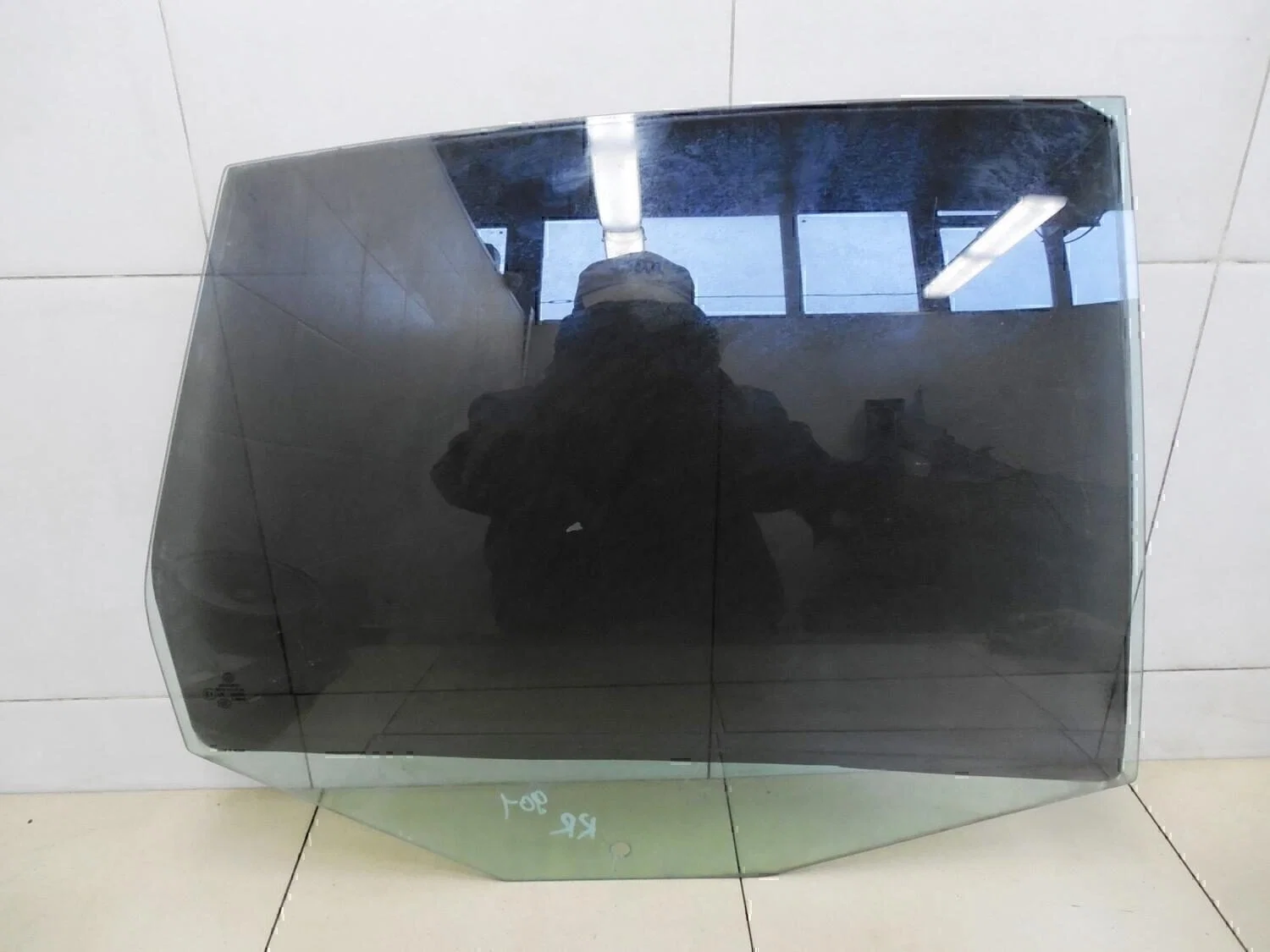 Стекло двери задней правой VW Jetta 2006-2011 - изображение 1