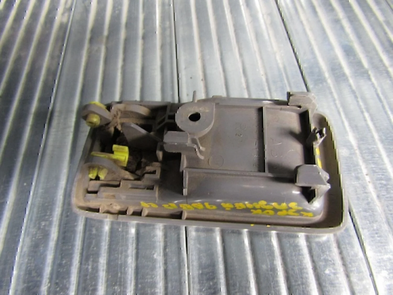 Ручка открывания багажника TOYOTA Yaris Verso 1999-2005 - миниатюра 2