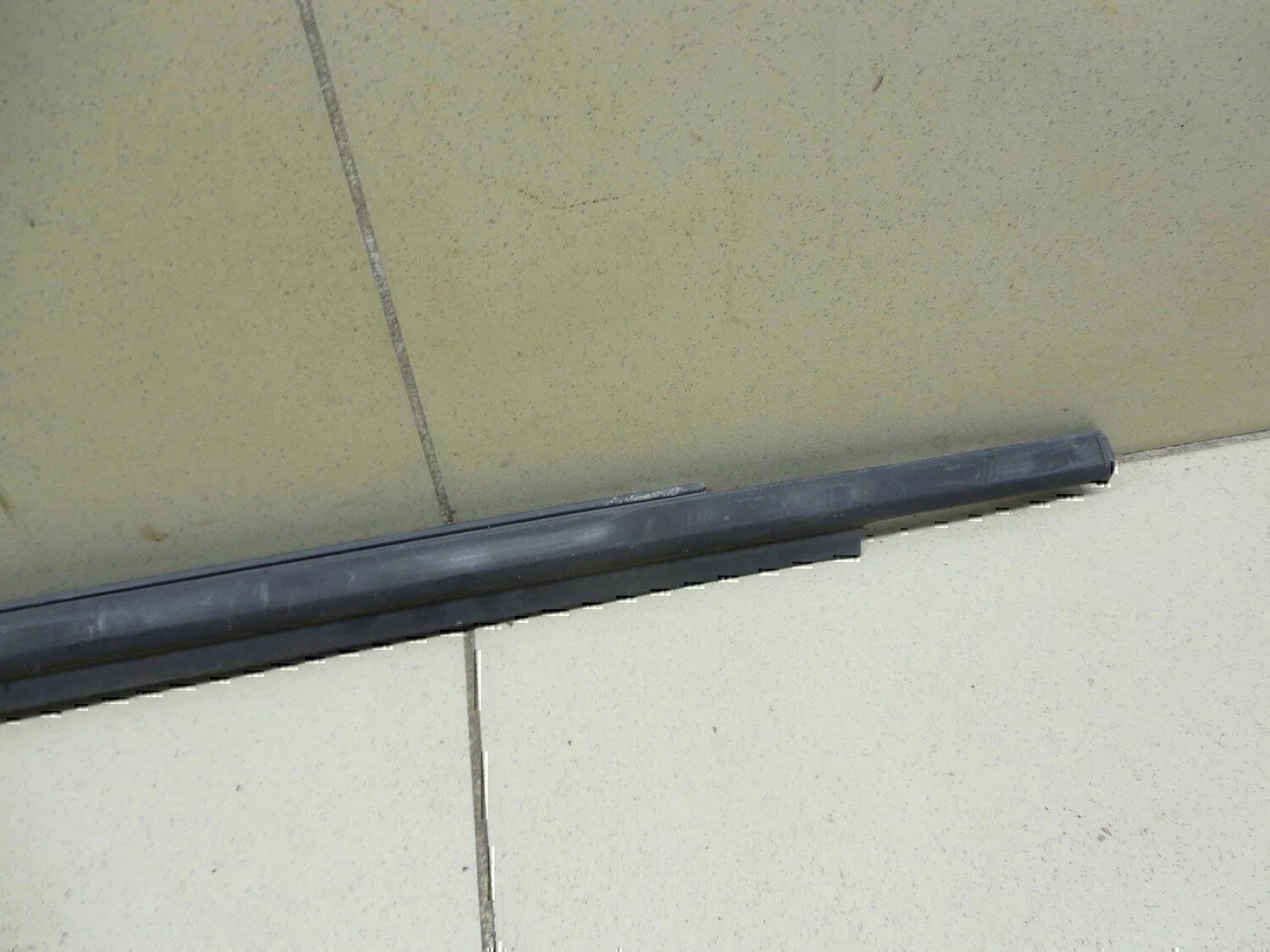 Накладка стекла заднего левого TOYOTA Yaris 2005-2011 - миниатюра 2