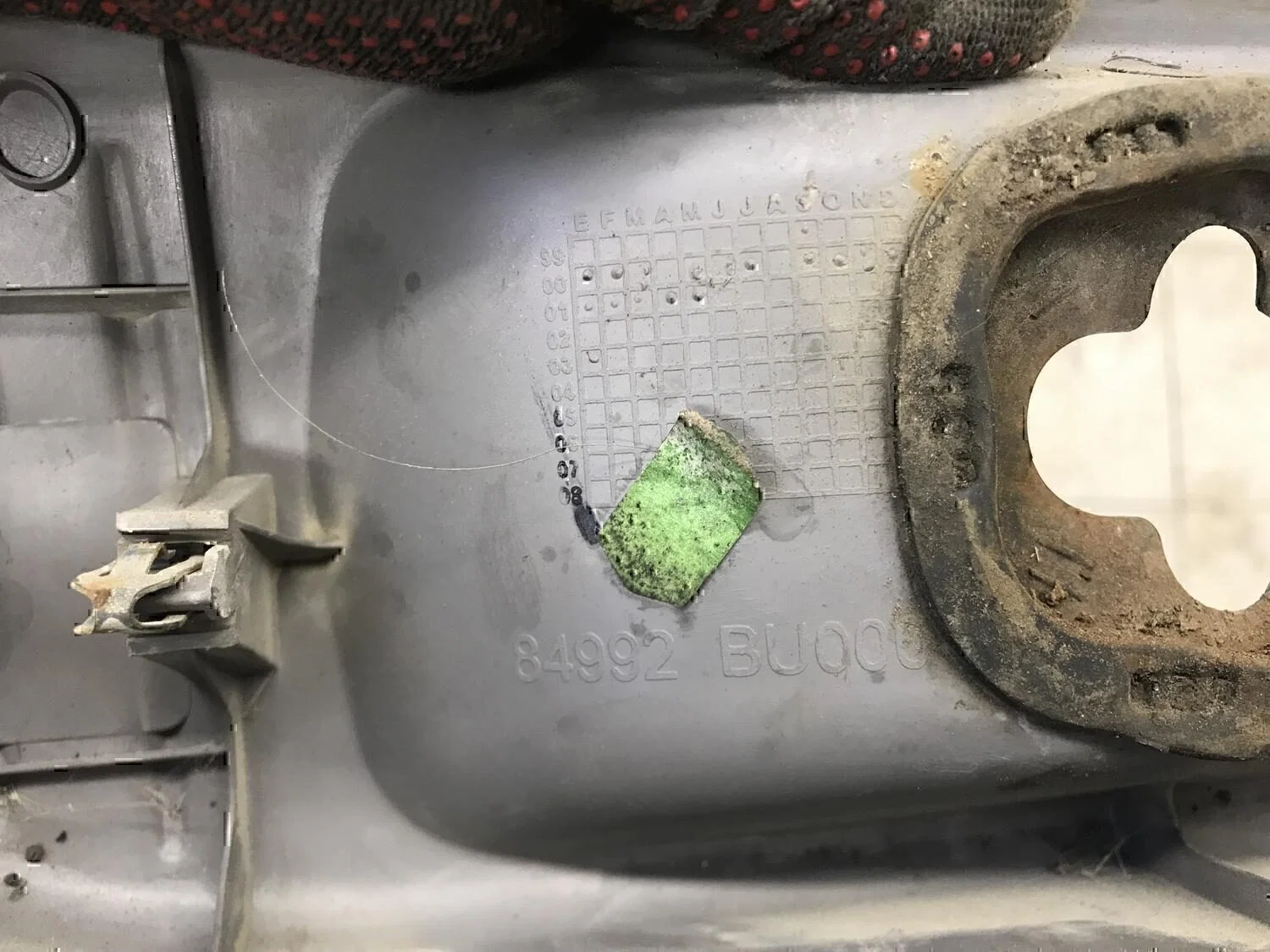 Накладка замка багажника NISSAN Almera Tino 2000-2006 - миниатюра 5