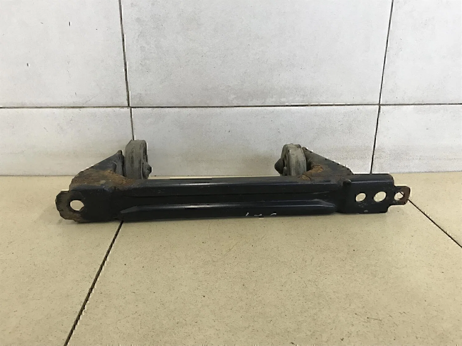 Кронштейн глушителя VW Touran 2003-2010 - изображение 1