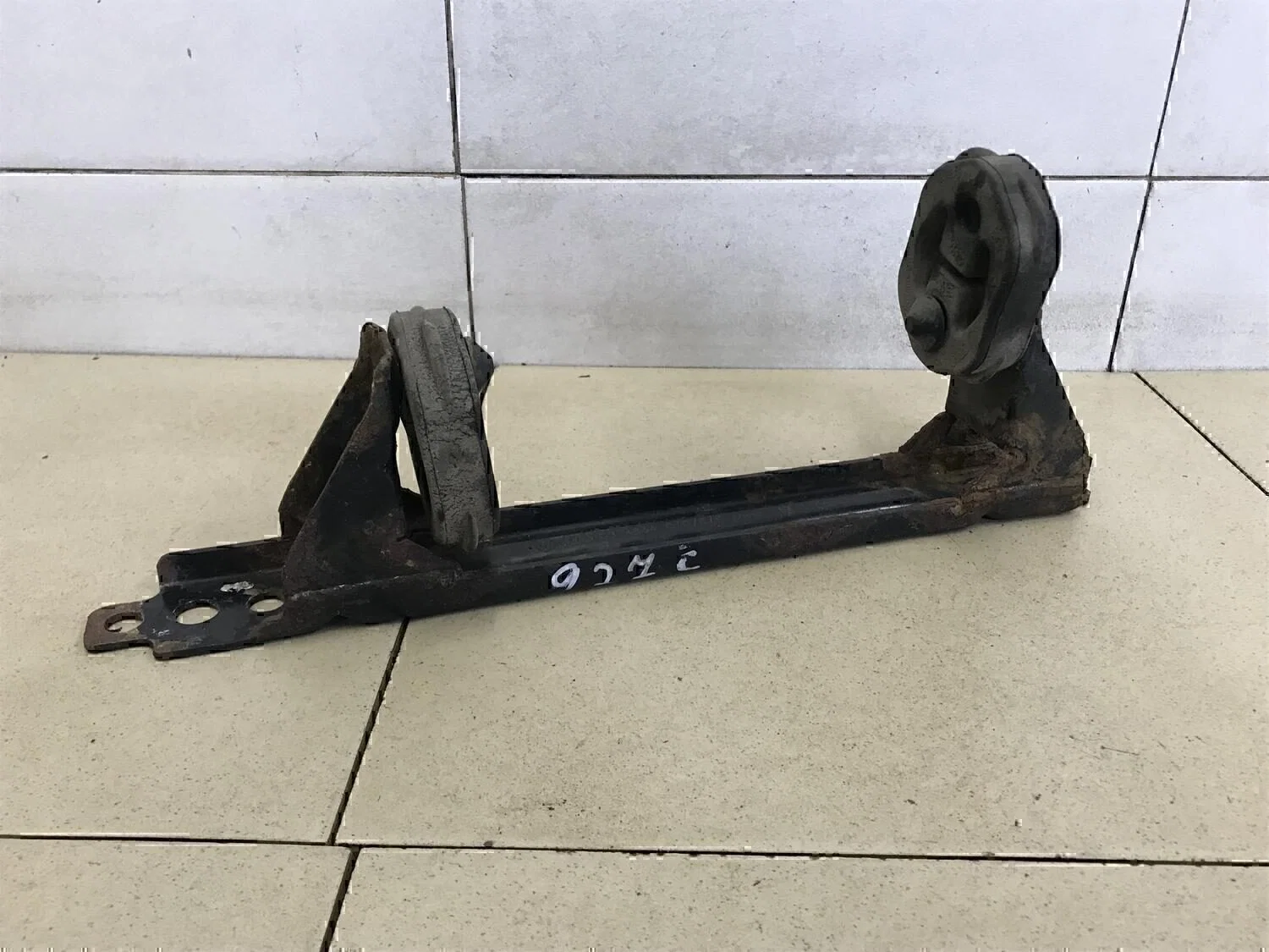 Кронштейн глушителя VW Touran 2003-2010 - миниатюра 7