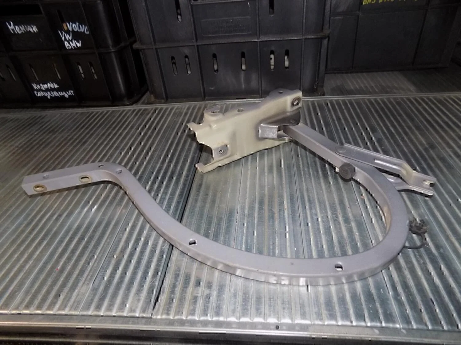 Петля крышки багажника Chevrolet Aveo (T250) 2005-2011 - миниатюра 2